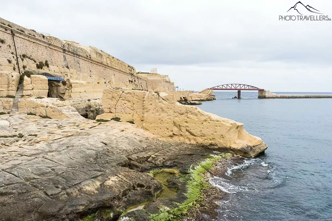 Stadtmauer und Brücke im Meer bei Valletta