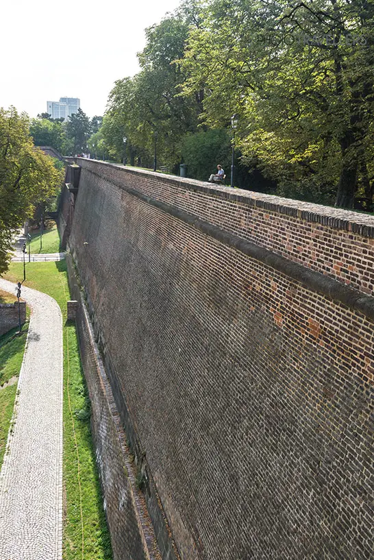 Der riesige, beeindruckende Wall Vysehrad in Prag