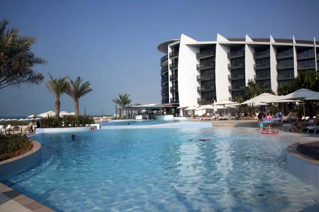 Am Pool des Saadiyat Island Jumeirah Hotels
