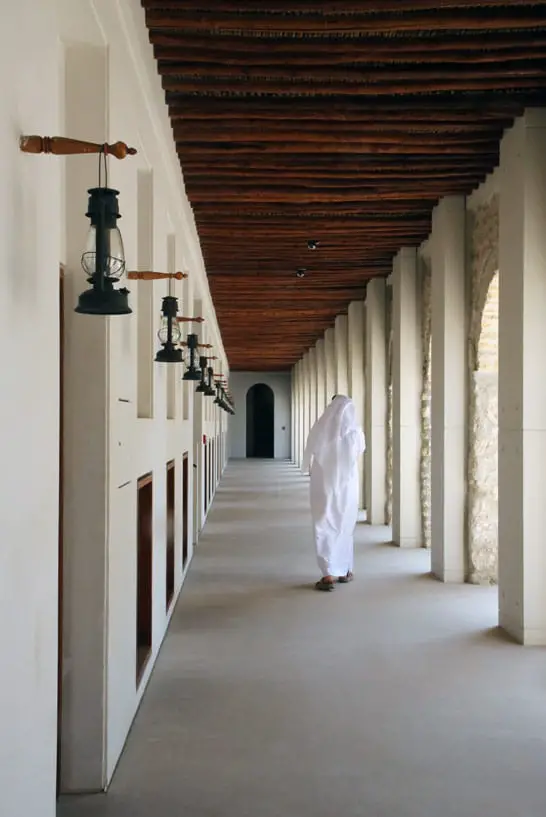 Ein Mann im Qasr Al Hosn Palast