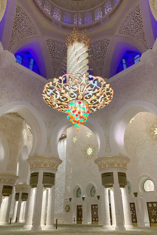 Im Inneren der Sheikh Zayed Grand Mosque