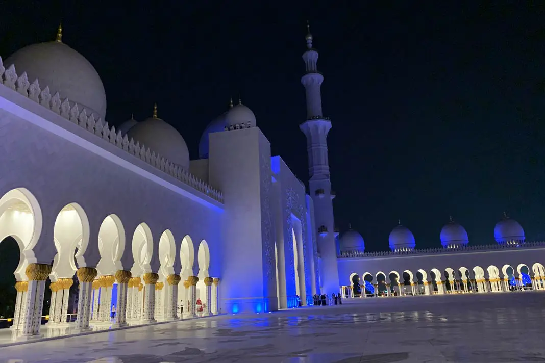 Die Sheikh Zayed Grand Mosque bei Nacht ist eine Top-Sehenswürdigkeit