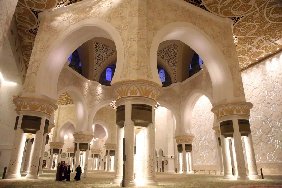 Die Abu Dhabi Sheikh Zayed Grand Mosque beleuchtet