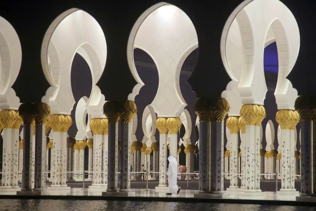 Die Sheikh Zayed Grand Mosque bei Nacht