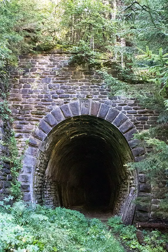 Ein alter Eisenbahntunnel auf dem Weg