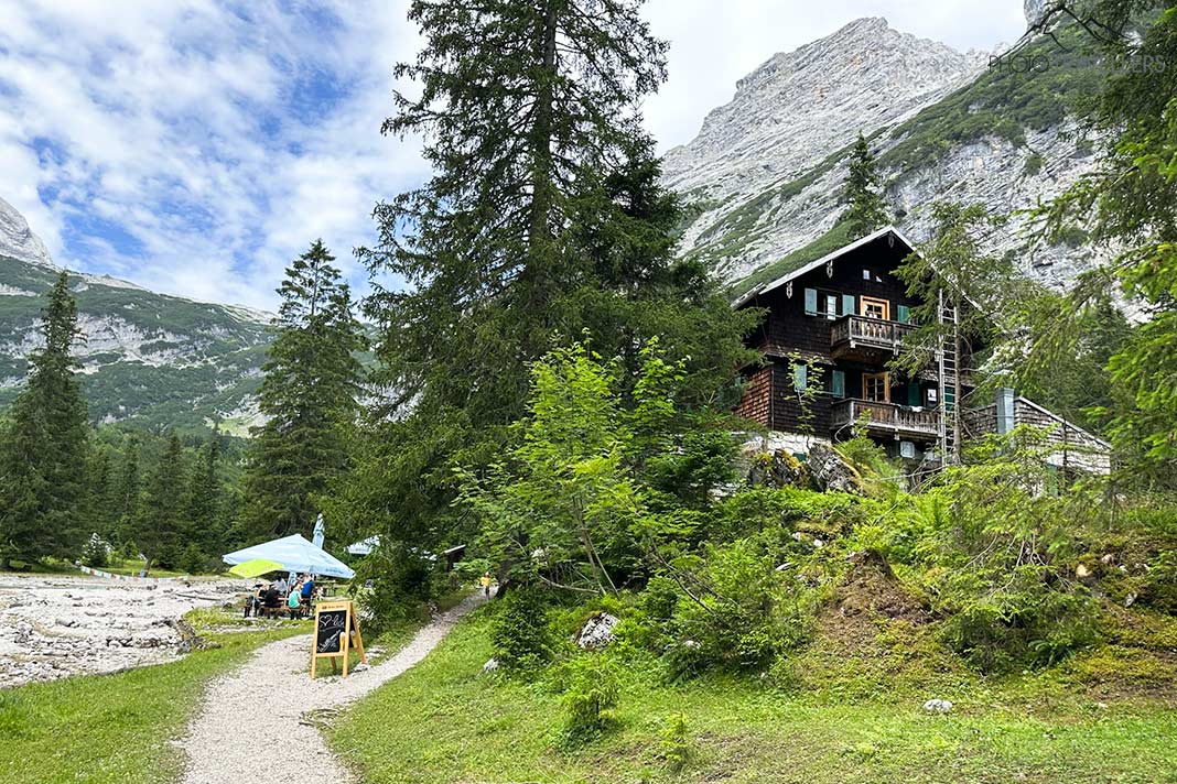 Die Reintalangerhütte am Fuße der Zugspitze