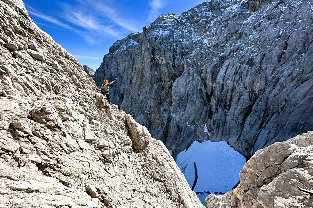 Reisebloggerin Biggi Bauer auf dem Höllental-Klettersteig, der zur Zugspitze führt