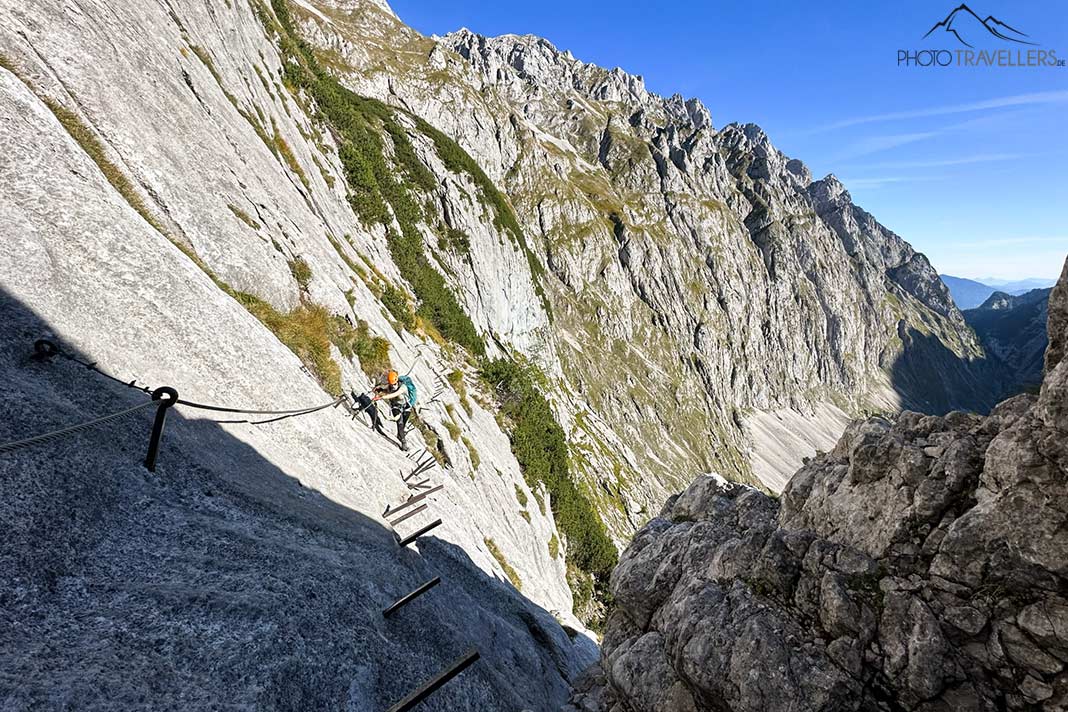 Reisebloggerin Biggi Bauer auf dem sogenannten "Brett", ein luftiger Quergang auf dem Weg zur Zugspitze