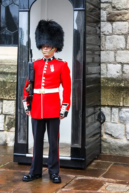 Eine Wache vor dem Tower of London