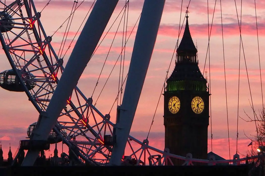 Das London Eye mit Big Ben dahinter