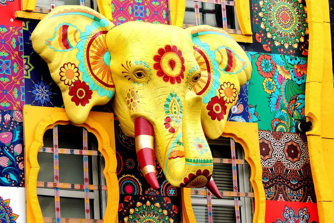 Gelber Elefant in Camden an einer Hausfassade