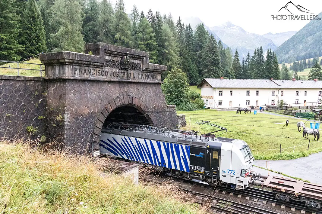 Der Zug fährt durch den Tauern Eisenbahntunnel