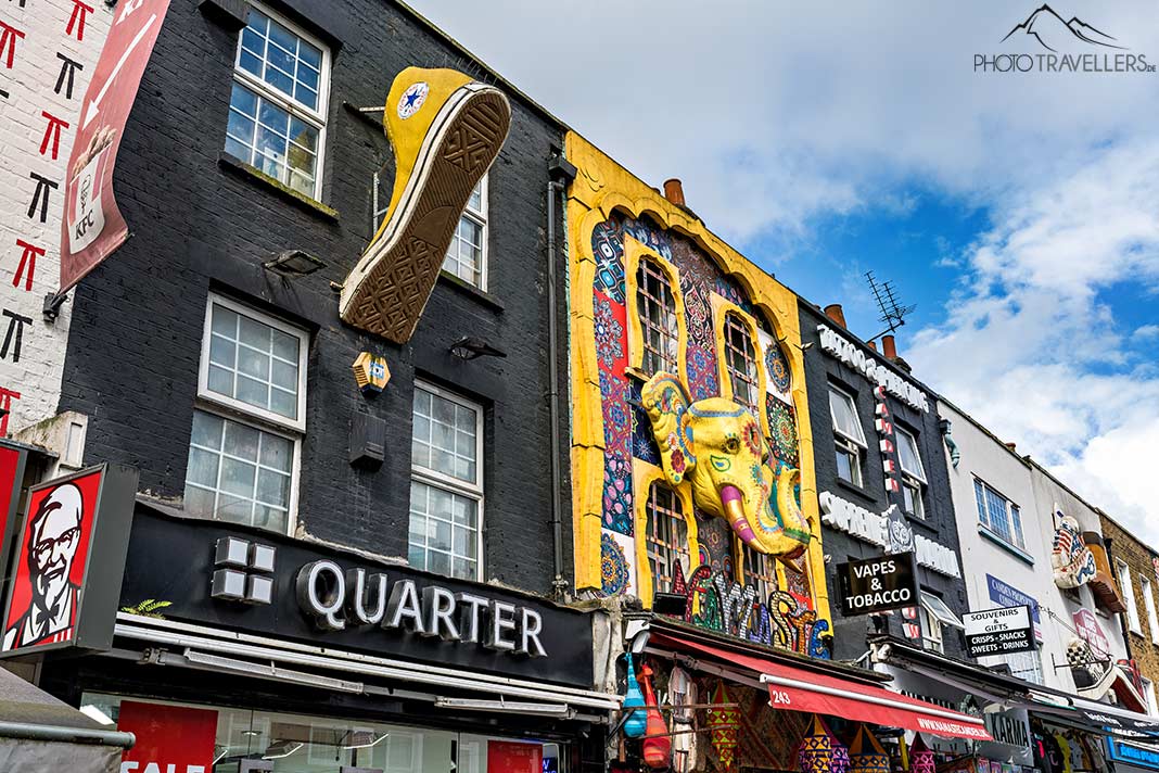 Bunte Fassaden mit plastischen Figuren in der Camden High Street, London