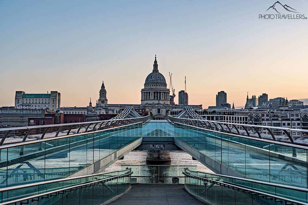 Millennium Bridge mit Blick auf die St Paul’s Cathedral, London
