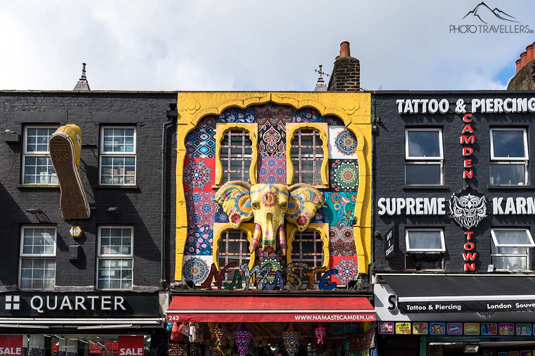 Ein Elefant in der gelben Fassade eines Hauses am Camden Market in London