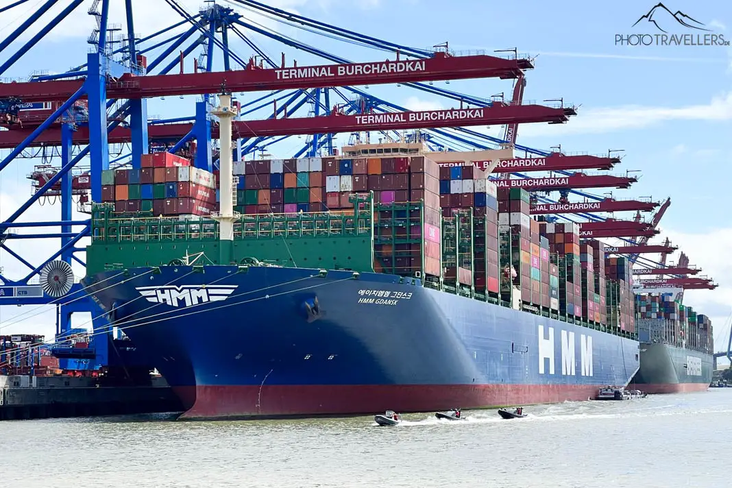Das Containerschiff HMM Gdansk im Hafen von Hamburg