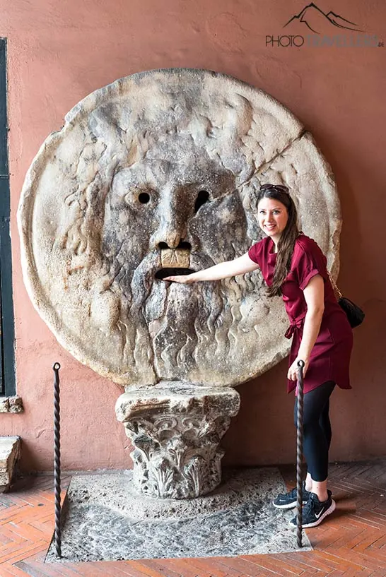 Reisebloggerin Biggi Bauer legt ihre Hand in die Bocca de la Verità