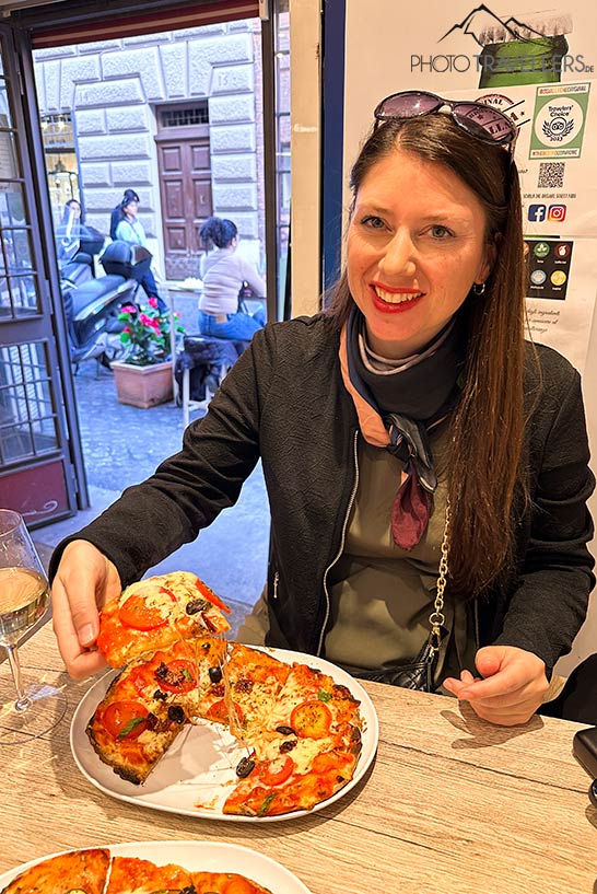Reisebloggerin Biggi Bauer mit einer Pinsa im Restaurant Scialla The Original Street Food in Rom