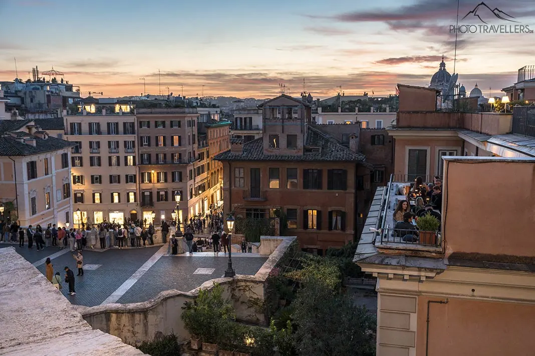 Der Blick am Abend von der Piazza della Trinità dei Monti über die Spanische Treppe