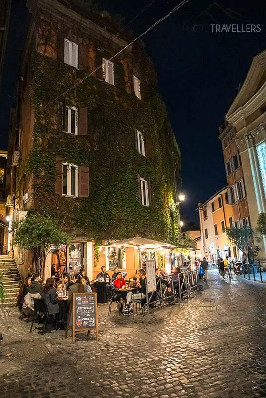 People in a restaurant in Trastevere