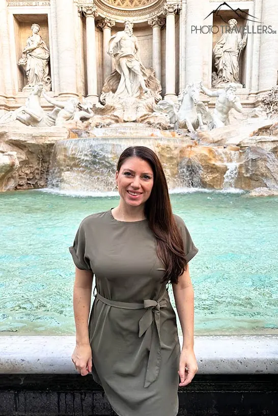 Reisebloggerin Biggi Bauer vor dem Trevi-Brunnen in Rom