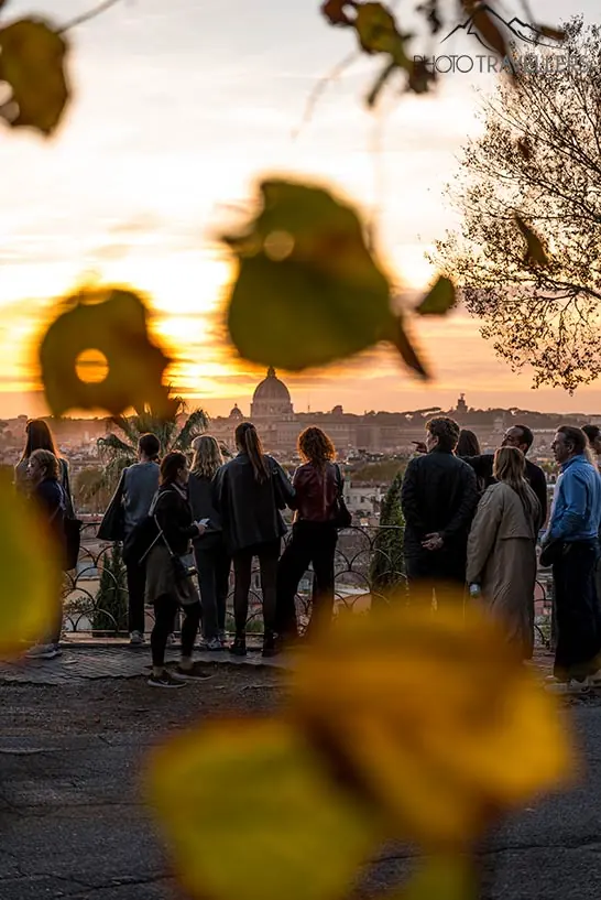 Visitors in the evening on the Terrazza Viale del Belvedere with a view over Rome