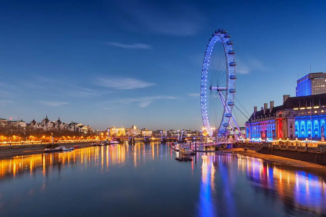 Das bekannte Riesenrad London Eye am Abend