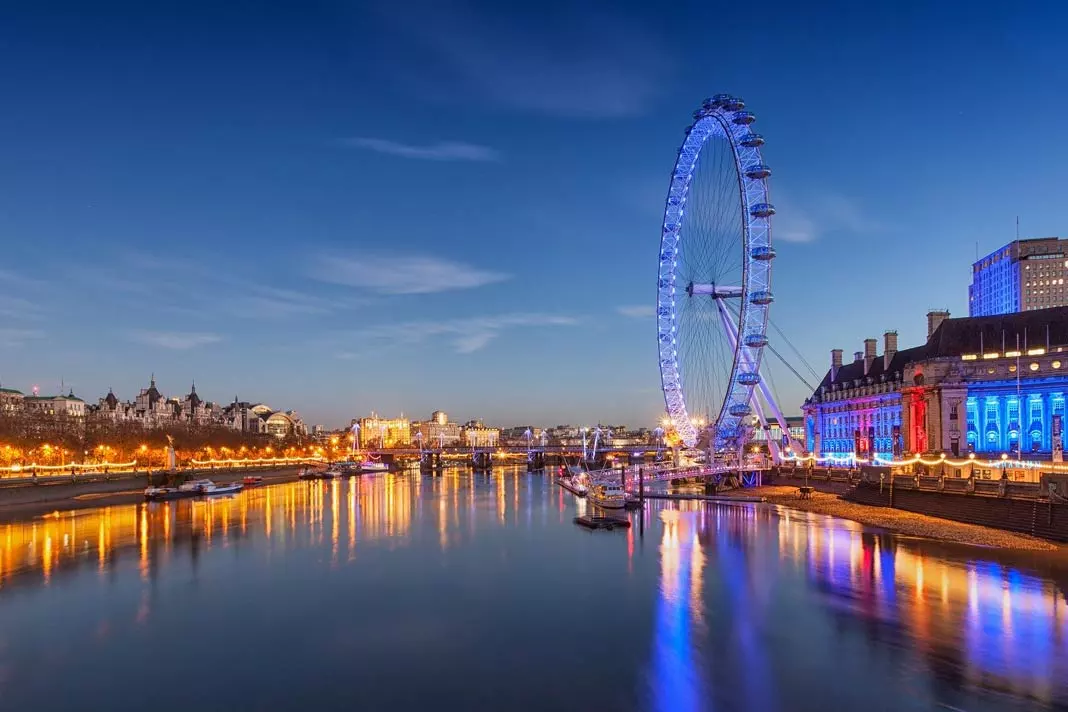 The famous ferris wheel London Eye in the evening