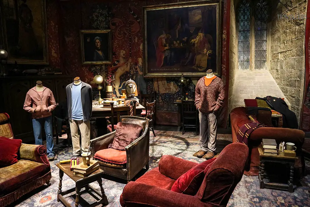Figuren in einem Zimmer auf der Harry Potter Studio Tour bei Warner Bros.
