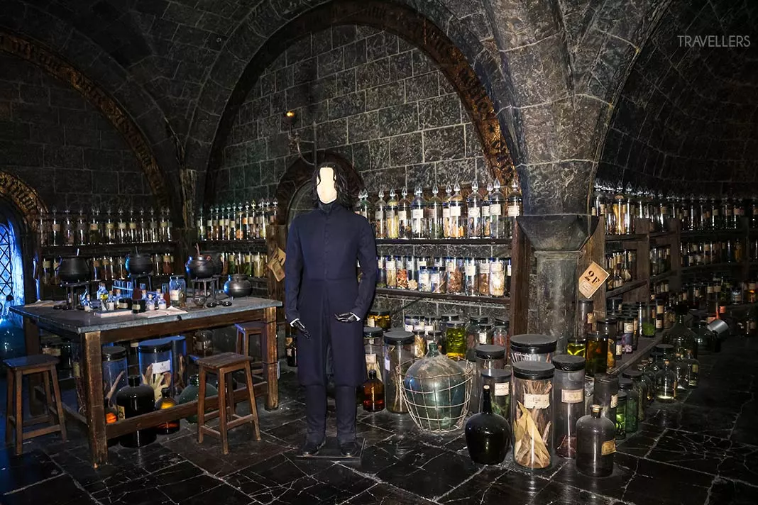 Ein düsteres Zimmer mit Figut auf der Harry Potter Studio Tour bei Warner Bros.