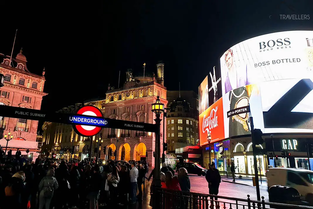 Der bekannte Piccadilly Circus am Abend mit den Leuchtreklamen
