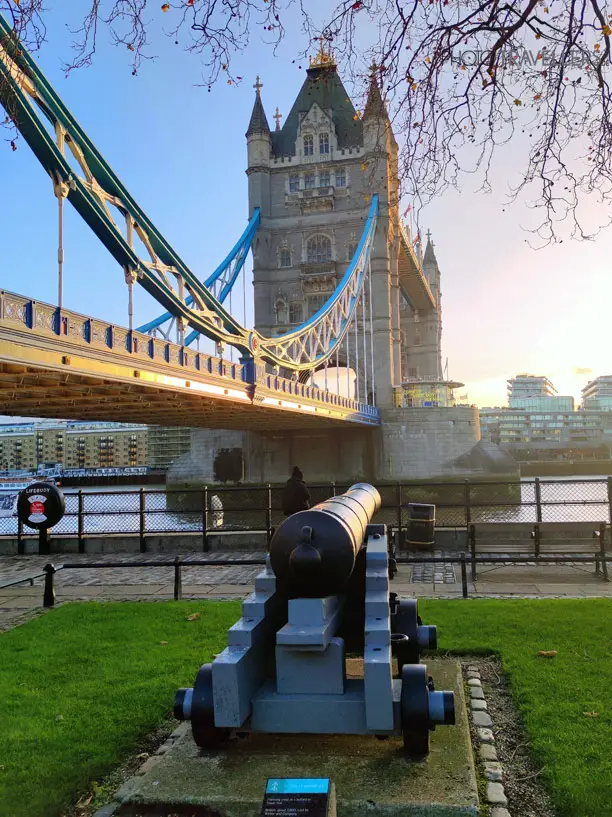 A huge cannon in front of the Tower bridge of london