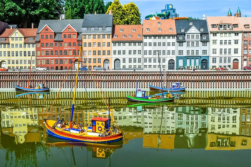 Eine Häuserreihe mit Wasser und Boot in Mini-Europa