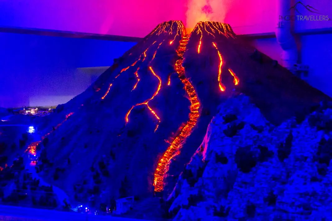 Ein brodelnder Vulkan im Miniatur Wunderland in Hamburg