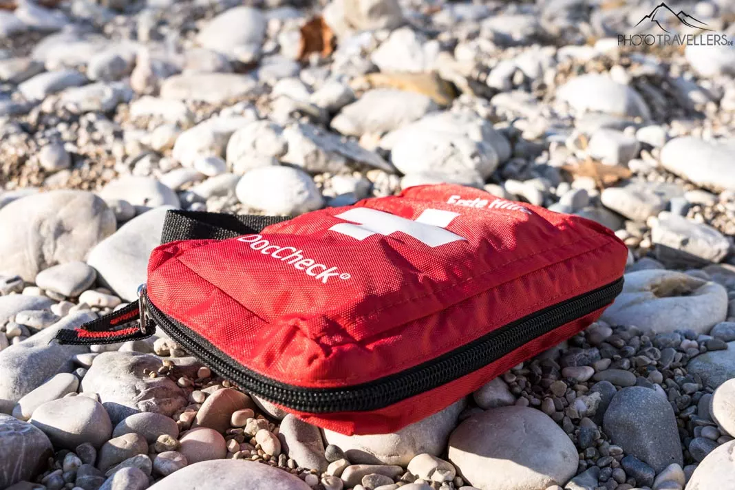 Ein rotes Erstes-Hilfe-Kit für das Notfallset