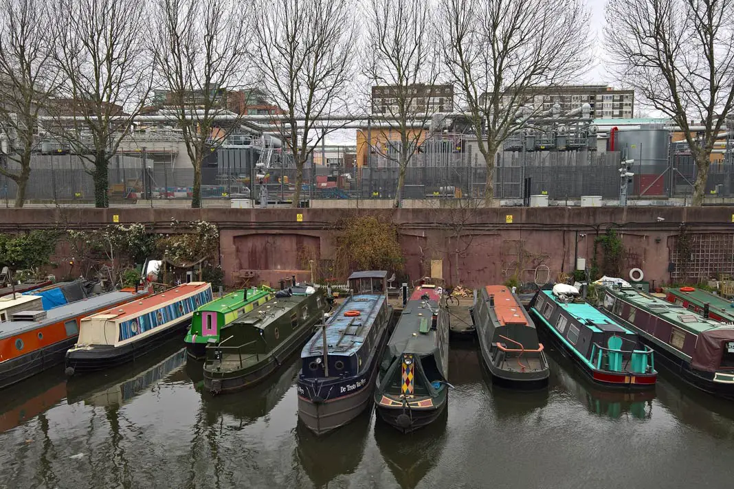 Boote auf dem Regent's Canal in Camden