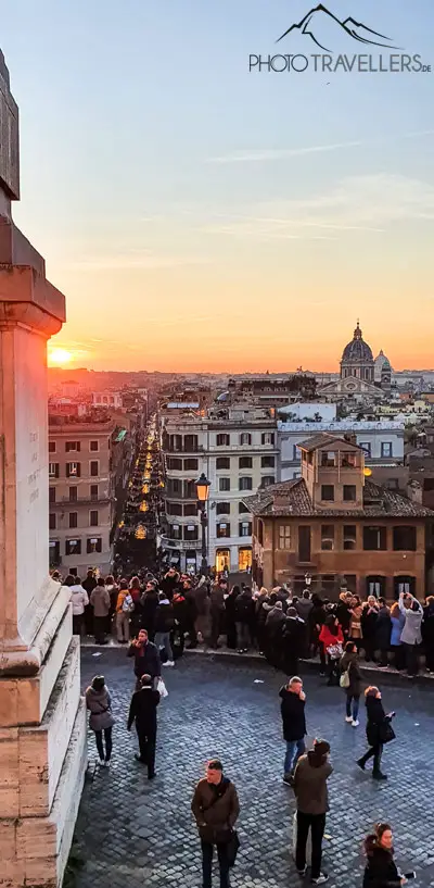 Der Blick von der Spanischen Treppe über Rom am Abend