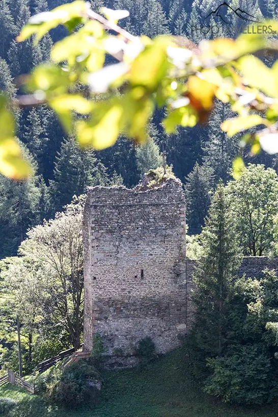 Die Ruine Oberfalkenstein mit Blick vom Alpe Adria Trail aus 