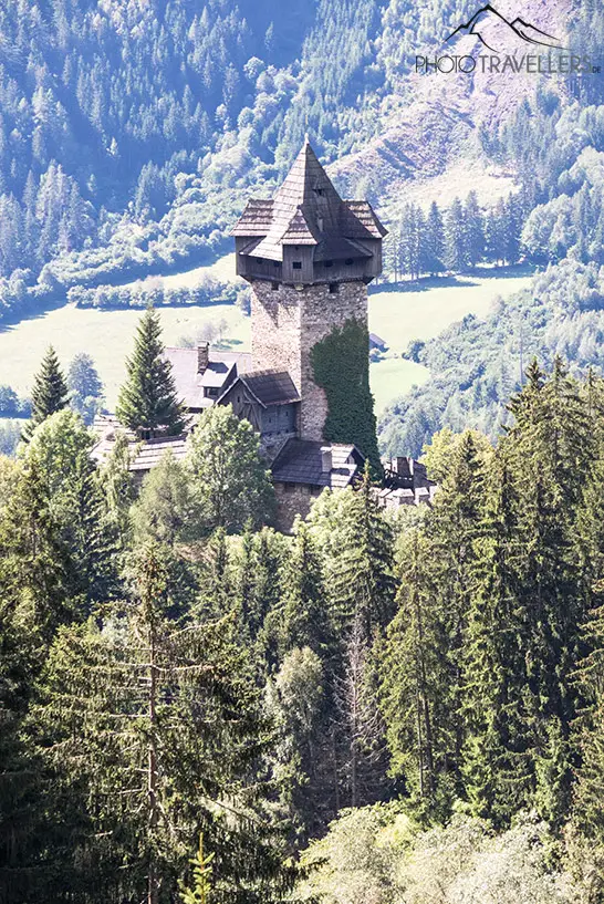 Die Burg Falkenstein von weitem