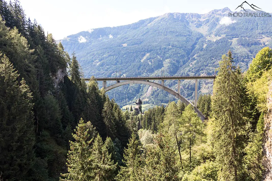 Brücken und Tunnel auf dem Weg der 8. Etappe des Alpe Adria Trails