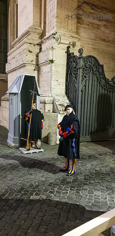 Die Päpstliche Schweizergarde vor dem Petersdom