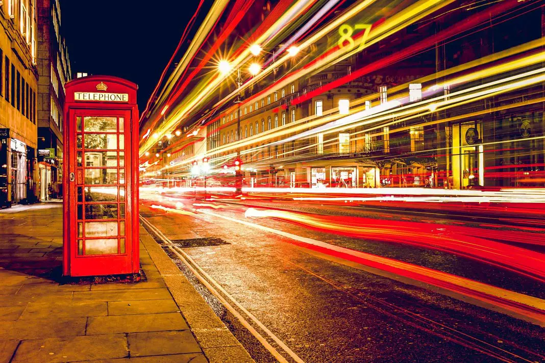Eine rote Telefonzelle bei Nacht in London
