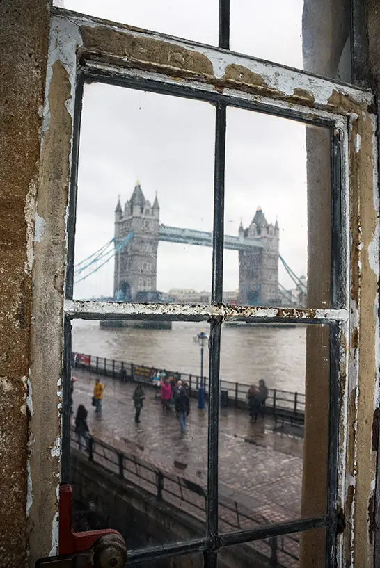 Die Spiegelung der Tower Bridge in einem alten Fenster