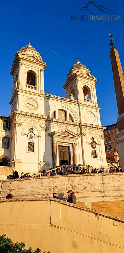 Der Blick auf die Kirche Trinita di Monti mit der Spanischen Treppe