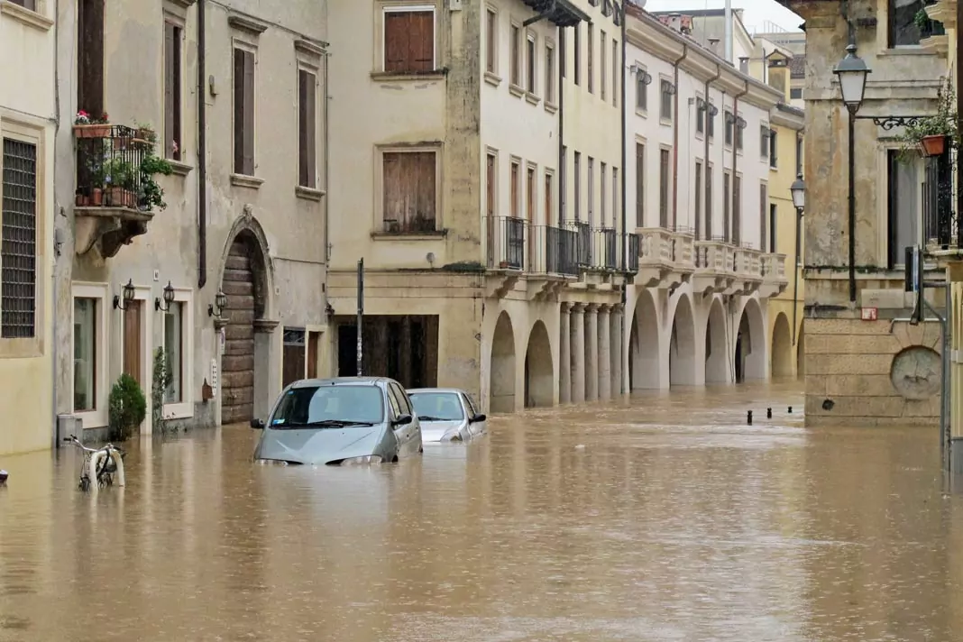 Überschwemmte Straße in einer kleinen Stadt