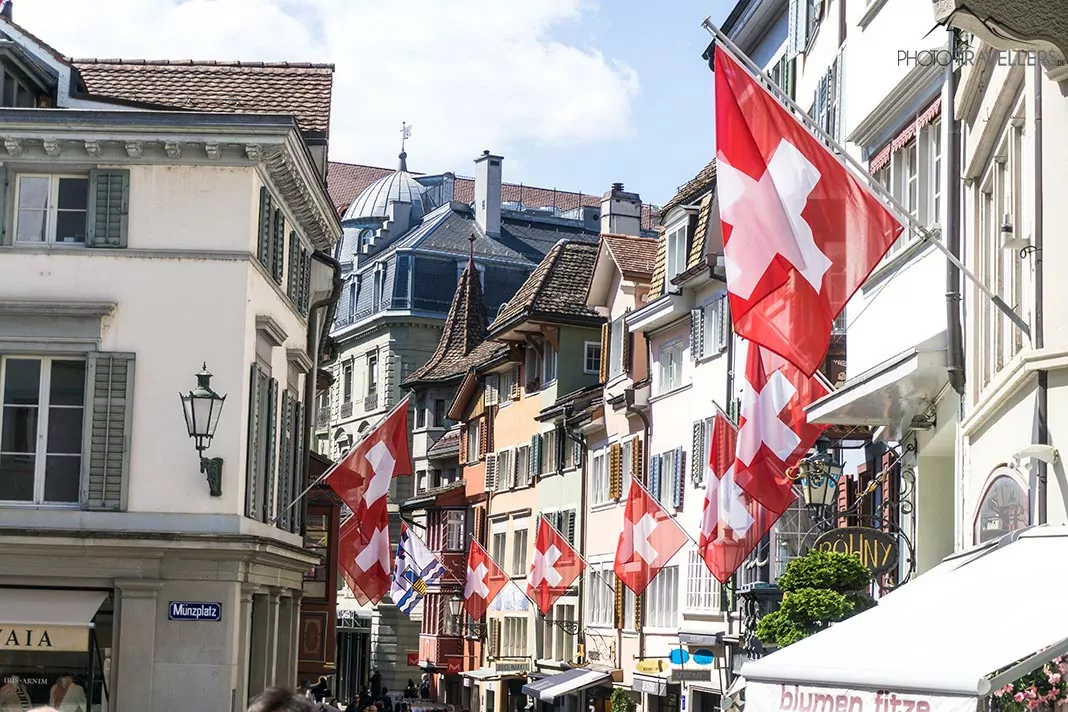 Die Schweizer Flagge in einer Gasse in Zürich