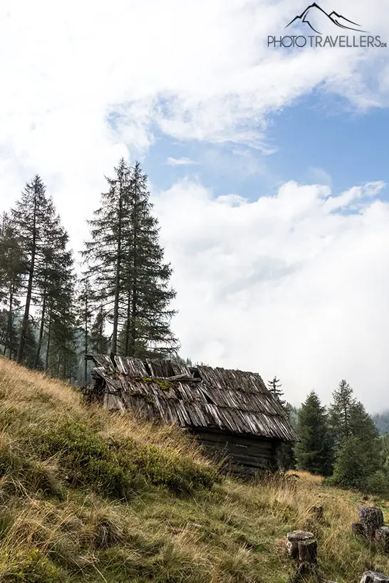 Eine alte Hütte am Weg auf der 12. Etappe des Alpe Adria Trails