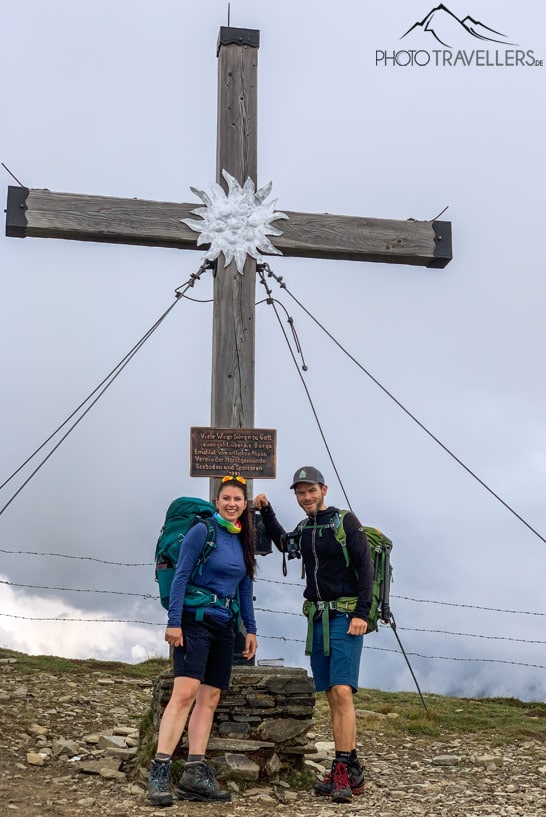 Die Reisejournalisten Biggi Bauer und Florian Westermann am Tschiernock Gipfel in den Nockbergen