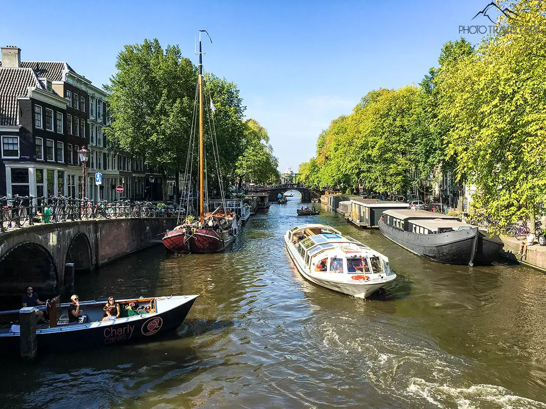 Amsterdam mit Kindern - der Blick über eine Gracht mit Ausflugsboot