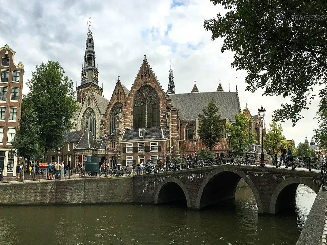 Die Oude Kerk mit Brücke und Gracht